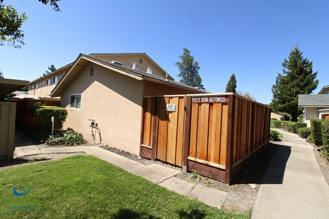 Building Photo - $2,895 Cute cozy 2/1 Condominium in South ...
