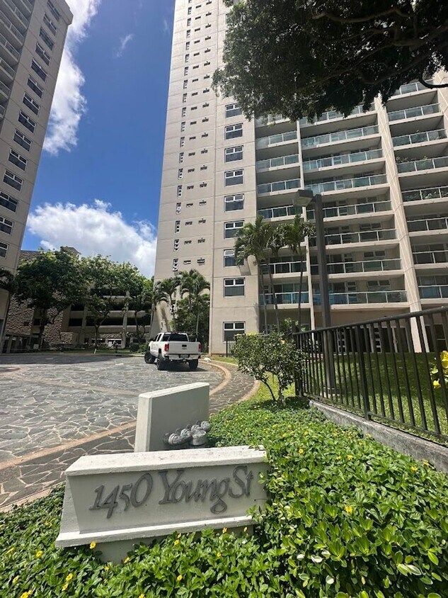 Foto principal - 1450 Young St