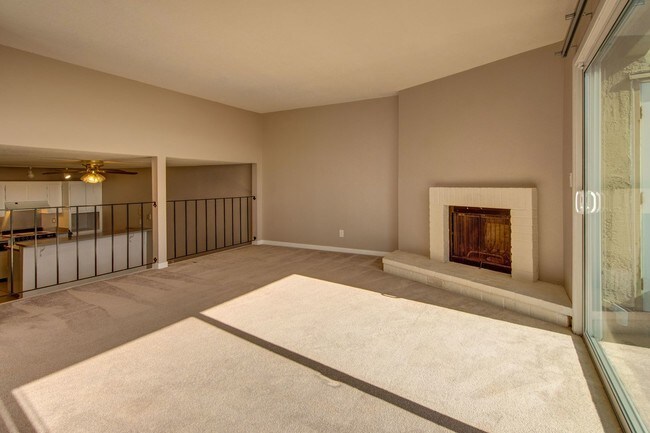 Building Photo - Wonderful East Vallejo Condo with views