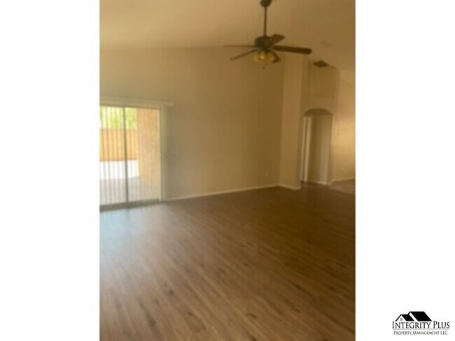 Foto del edificio - 2864 N Taylor Ln