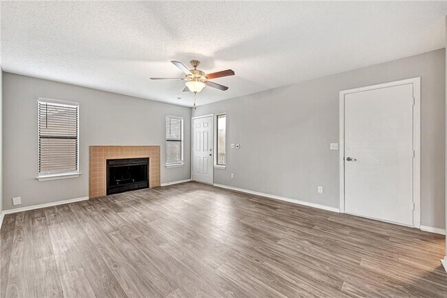 Foto del edificio - Updated 2 Bed 2 Bath Townhome located in East Fayetteville. Pool access included!