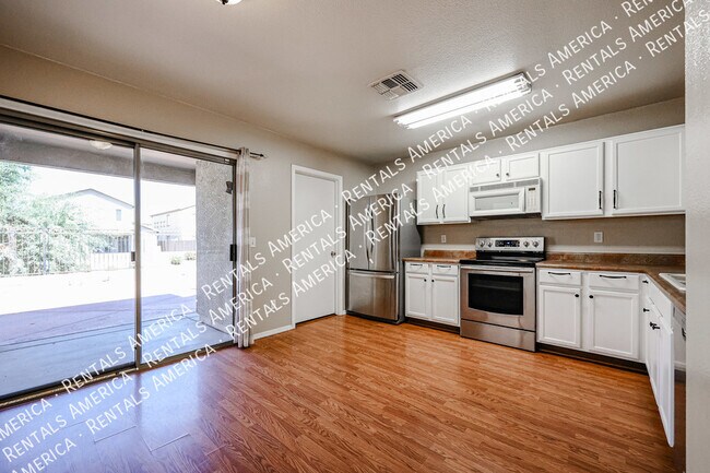 Building Photo - 3 bedroom 2 bath in  N Phx