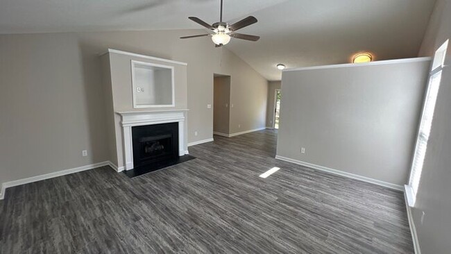 Foto del edificio - AVAILABLE NOW! - 9709 Northwoods Forest Dr...