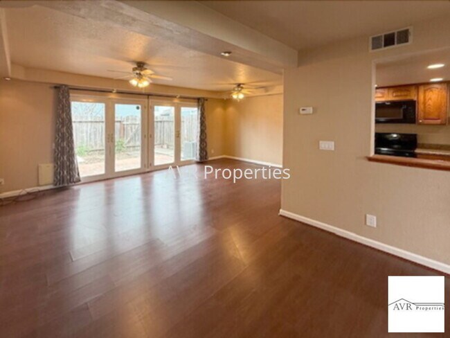 Foto del edificio - Upgraded Livermore townhome with lots of natural light!