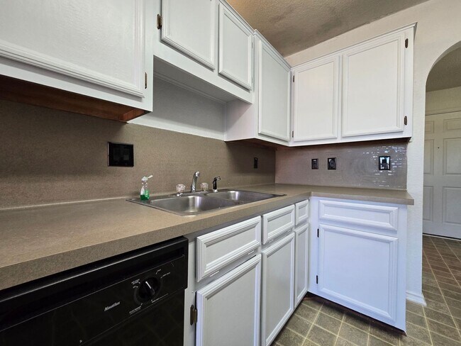 Foto del edificio - AVAILABLE NOW!