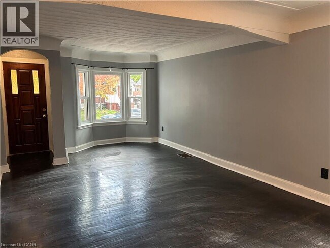 Building Photo - 105 Edgemont St N