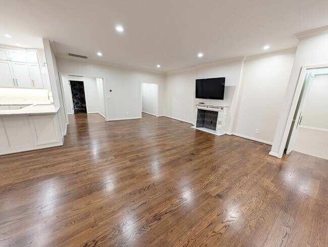 Building Photo - Luxury Nichols Hills Condo