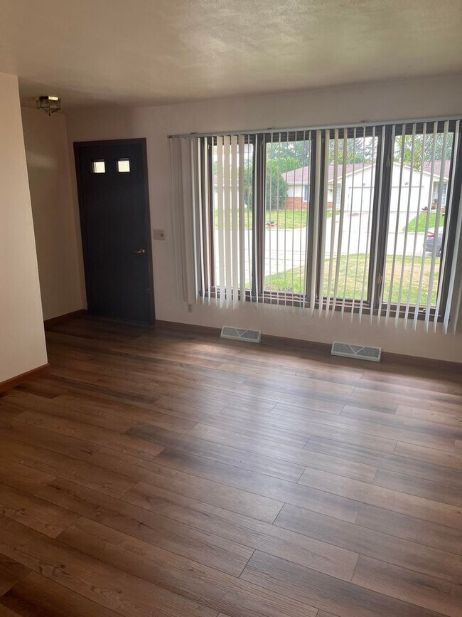 Building Photo - 443