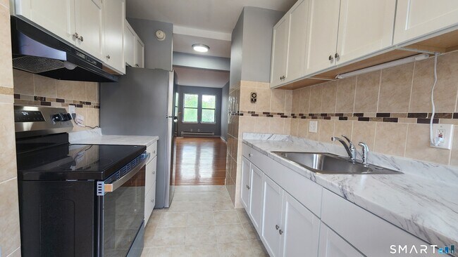 Building Photo - 16-20-20 Townley St