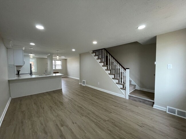 Building Photo - 3 Bedroom Renovated Townhouse