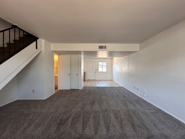 Foto del edificio - 2 BED 2 BATH TOWNHOME NEAR THE I-15 AND CH...