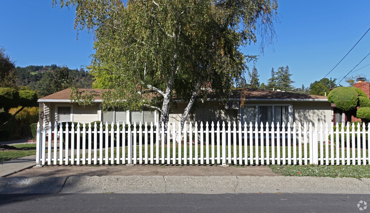 Building Photo - 3738-3740 Sundale Rd