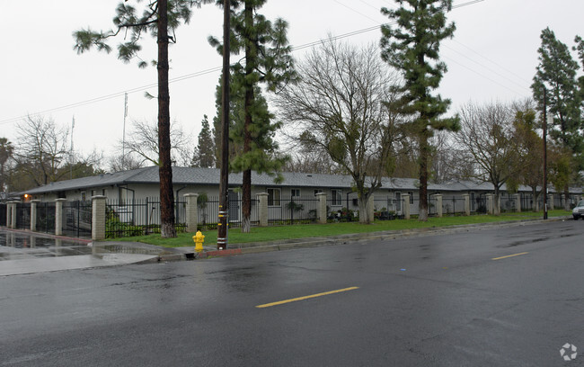 Foto del edificio - 900 E Yosemite Ave