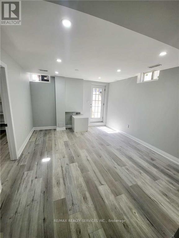 Building Photo - 7 Delport Cl