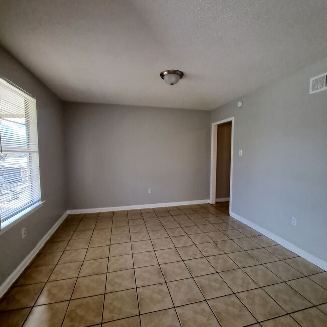 Building Photo - 3387 Barbwood Dr