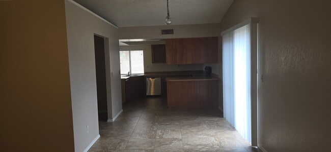 Foto del edificio - 3 Bed House near Peoria and 67 Ave