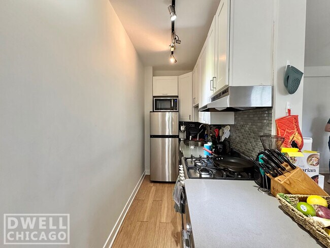 Foto del edificio - 541 W Belmont Ave