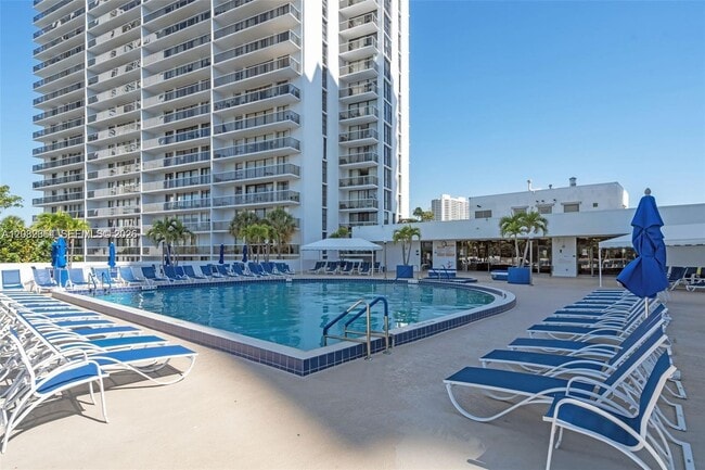 Building Photo - 3701 N Country Club Dr