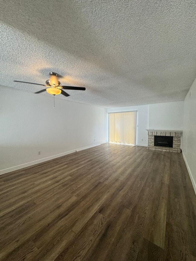 Foto del edificio - 17740 La Rosa Ln