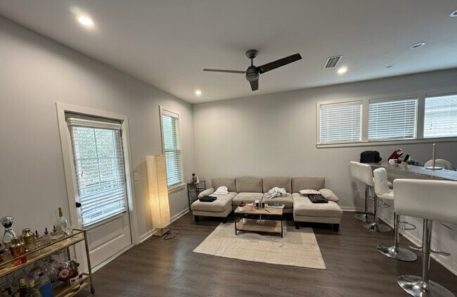 Building Photo - Student Living Near UF - 3 Bed / 3 Bath Home with Balcony * $200 GIFT CARD INCENTIVES!* PER TENANT