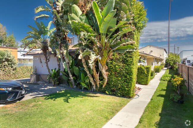 Foto del edificio - 6134 Hazelhurst Pl