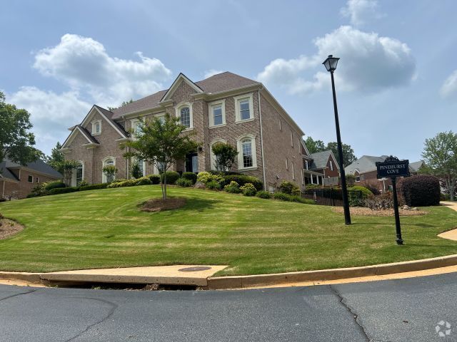 Building Photo - 8910 Pinehurst Cove