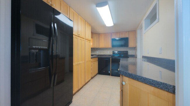 Foto del edificio - **CONCESSION IS APPLIED ON THE LAST MONTH OF A 12 MONTH LEASE**