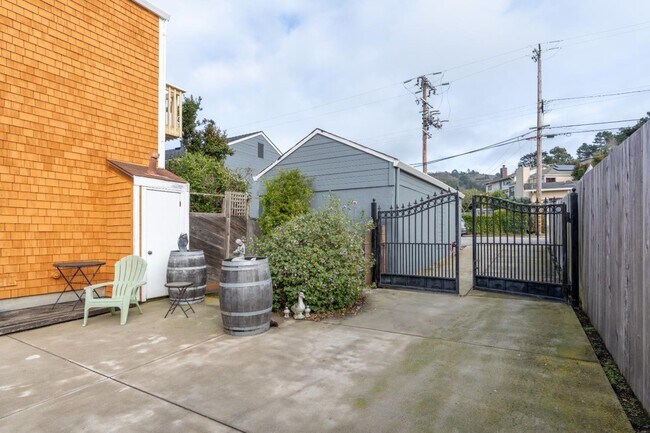 Building Photo - 280 Brighton Rd