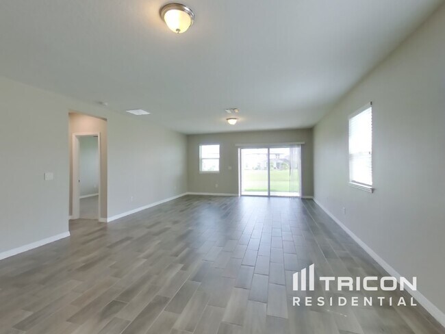 Building Photo - 13439 Palmera Vista Dr