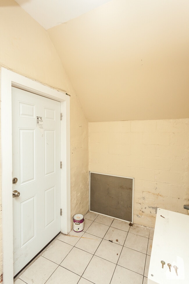 Building Photo - 948 W Willow St