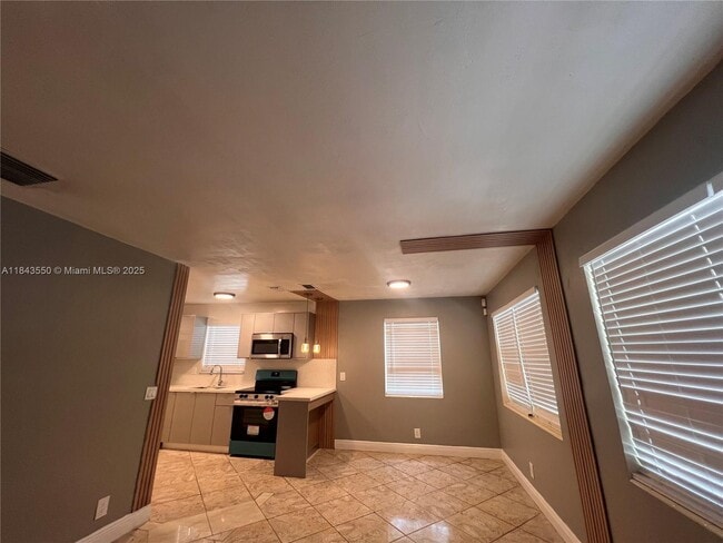 Foto del edificio - 3616 SW 14th St