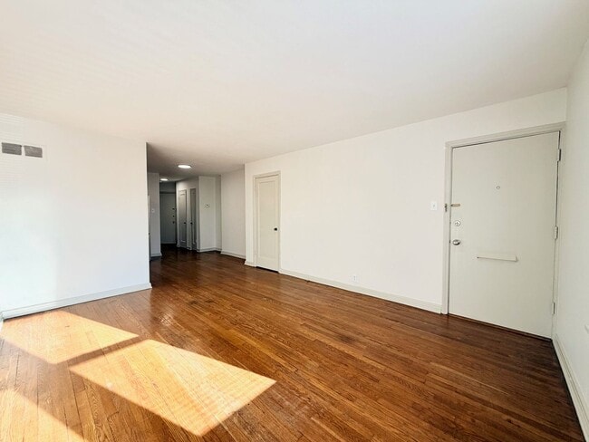 Building Photo - 5308-5308 Jamieson Ave