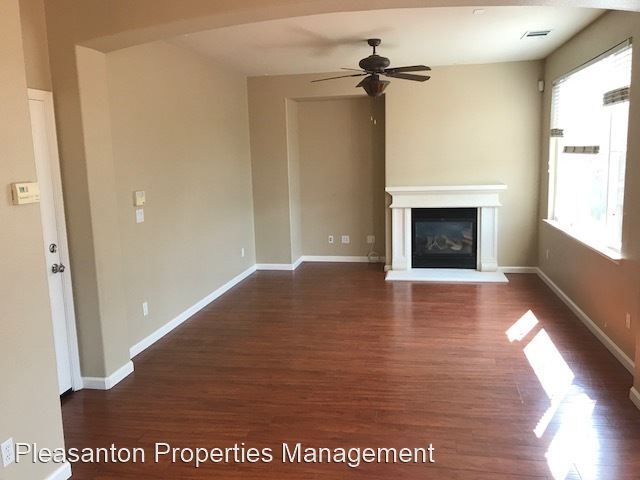 Building Photo - 3 br, 2.5 bath House - 2259 S. Donovan Way
