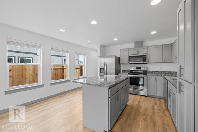 Foto del edificio - 1/2 Off First Month's Rent | 3 Bedroom Tow...