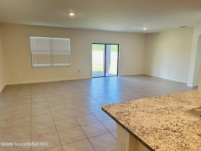 Foto del edificio - 519 Old Country SE Rd