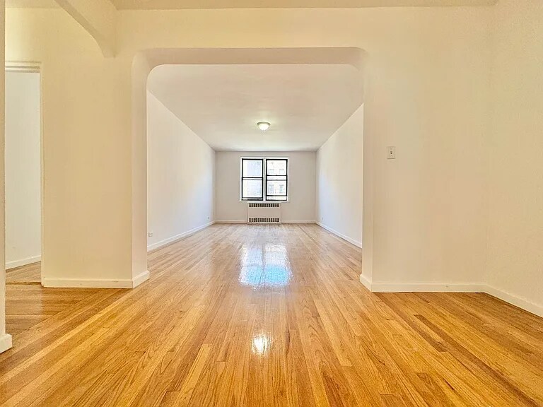 Foto del edificio - 36-20 Parsons Blvd