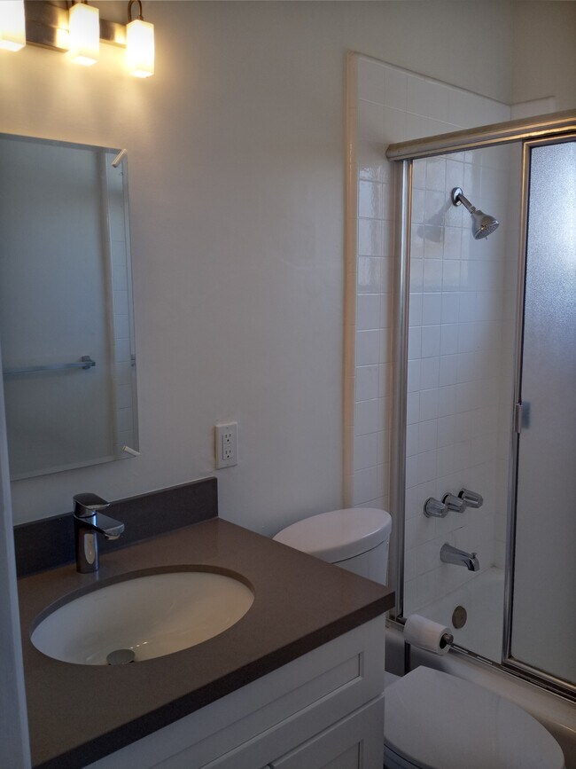 Renovated bathroom - 2711 Euclid St