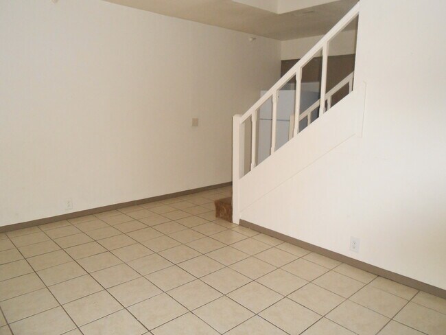 Building Photo - Highly Desirable South Irving Townhome!