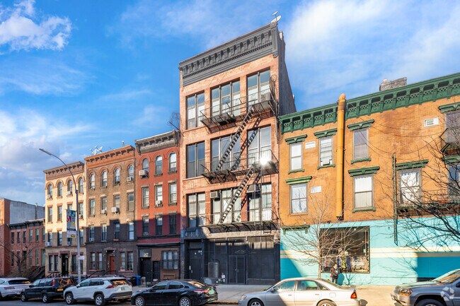 Building Photo - 725 Union St