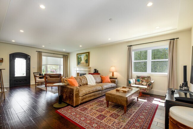 Building Photo - Remodeled Mediterranean in the Highly Sought after Mount Carmel Neighborhood
