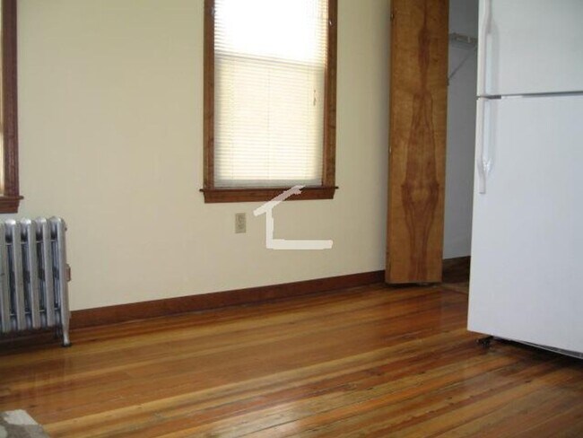 Foto del edificio - Renovated 3 Bed w/ Walk-In Closet, Street ...