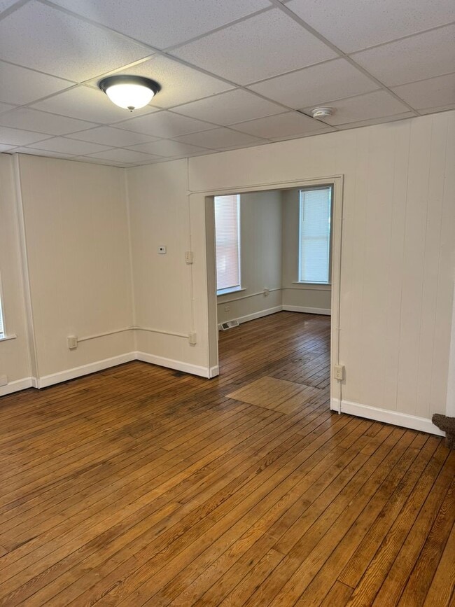 Building Photo - 3 bedroom, 1 bath, 2 story half double house