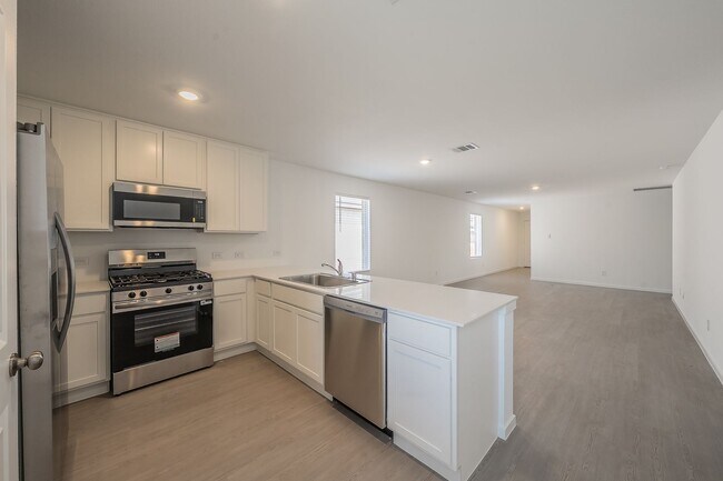 Foto del edificio - Brand new 3 bedroom 2 bath home Lennar home