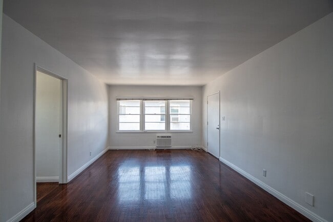 Building Photo - 11041 Moorpark St