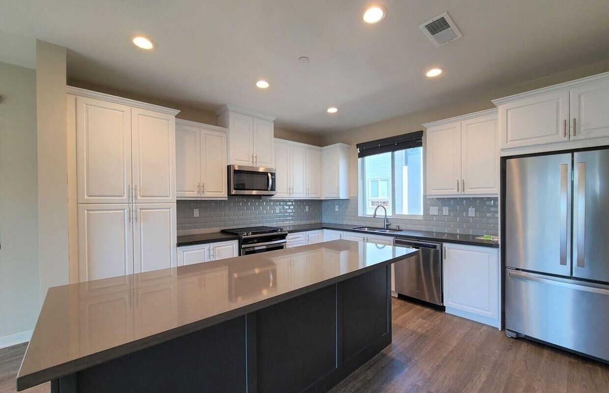 Building Photo - Beautiful Modern 3-Story Townhome