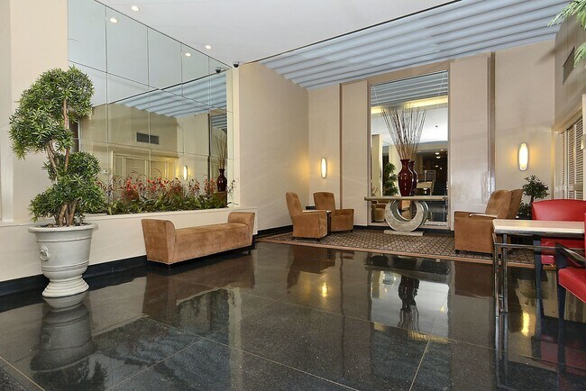 Foto del edificio - Spacious efficiency right in between Dupon...