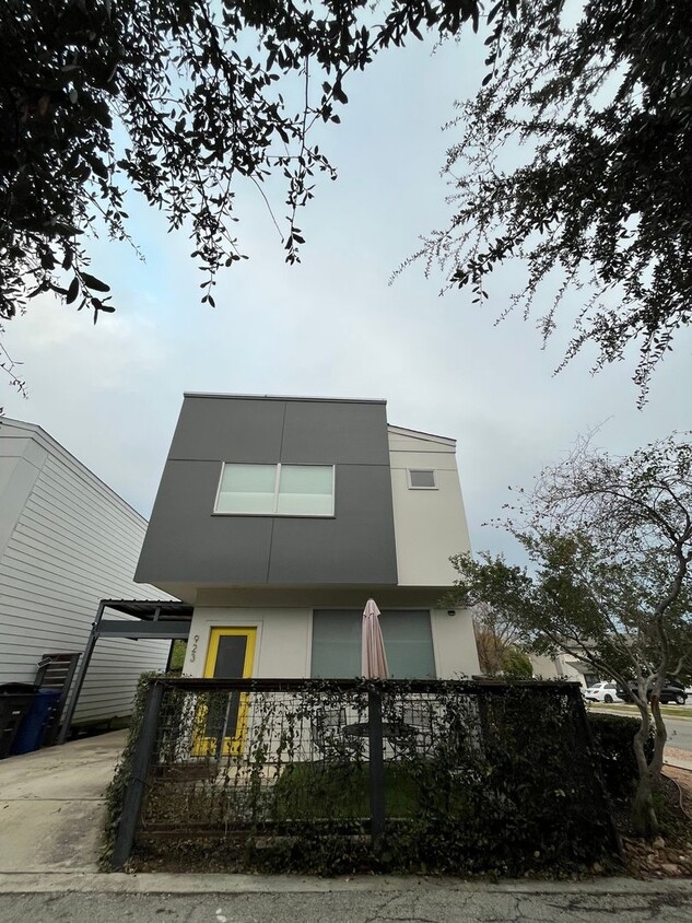 Foto principal - 3 Bedroom Single Family Home in San Antonio