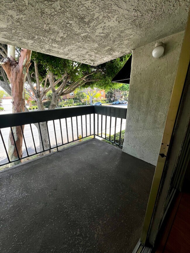 Street front balcony - 4900 Overland Ave
