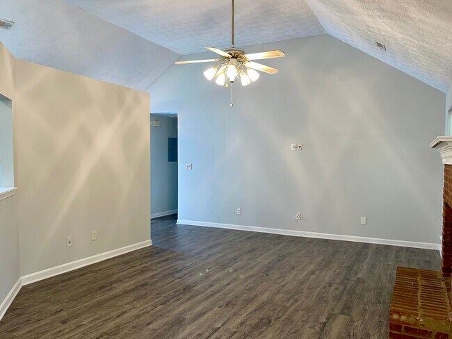 Foto del edificio - 3 Bedroom/2 Bath Ranch home With NO Carpet!