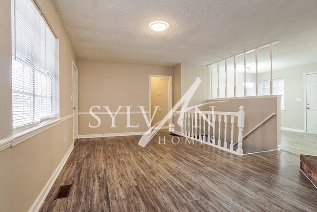 Building Photo - Come and live the good life in this 3-bedroom